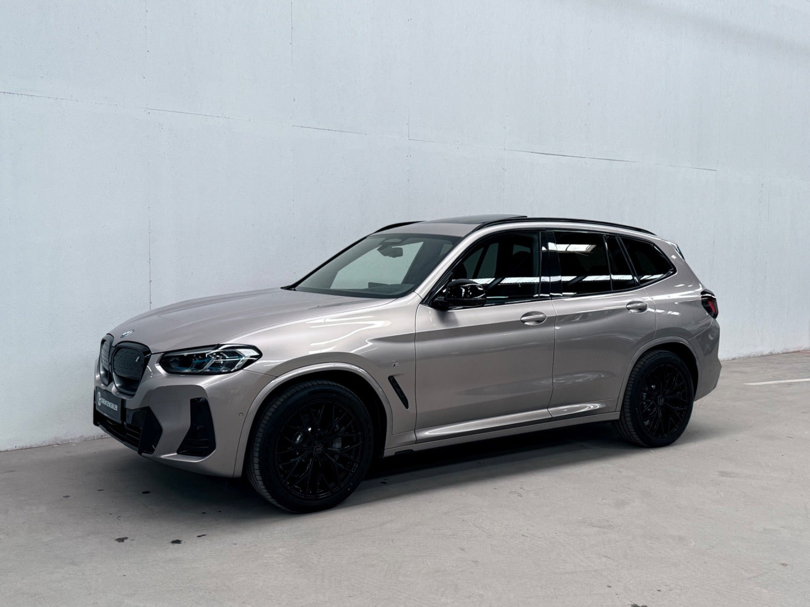 Orange BMW iX3 fra 2023
