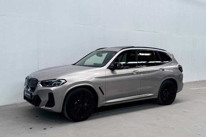 Orange BMW iX3 fra 2023