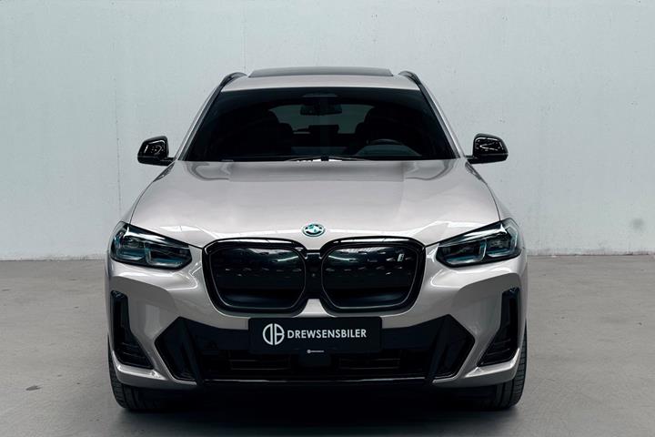 Orange BMW iX3 fra 2023