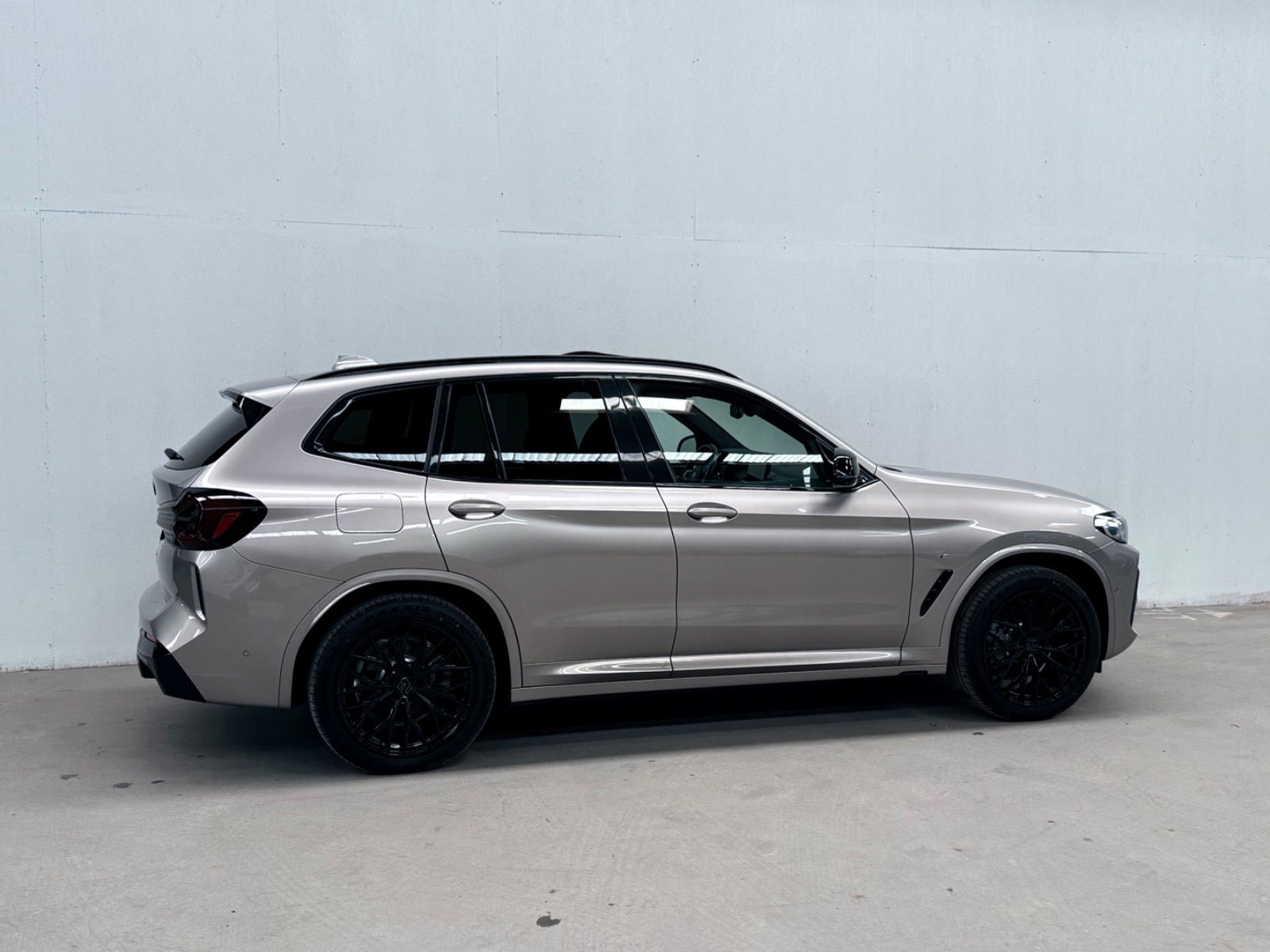 Orange BMW iX3 fra 2023