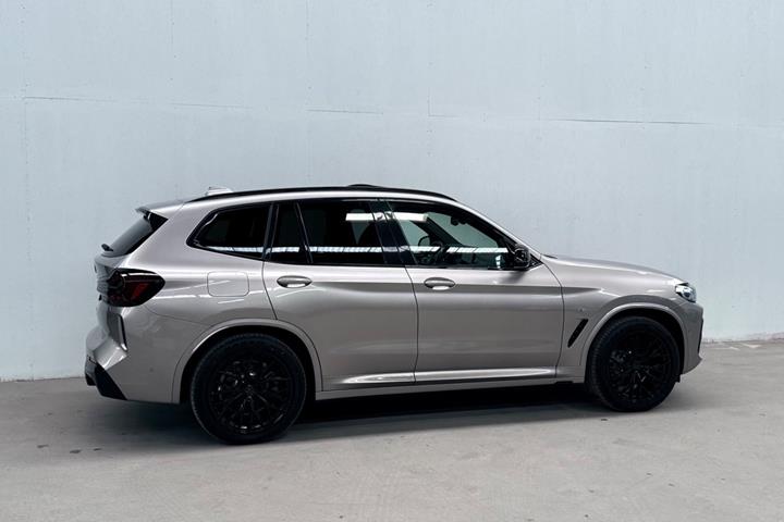 Orange BMW iX3 fra 2023