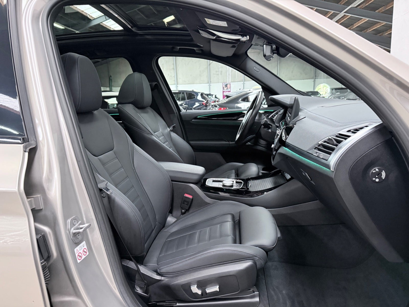 Orange BMW iX3 fra 2023
