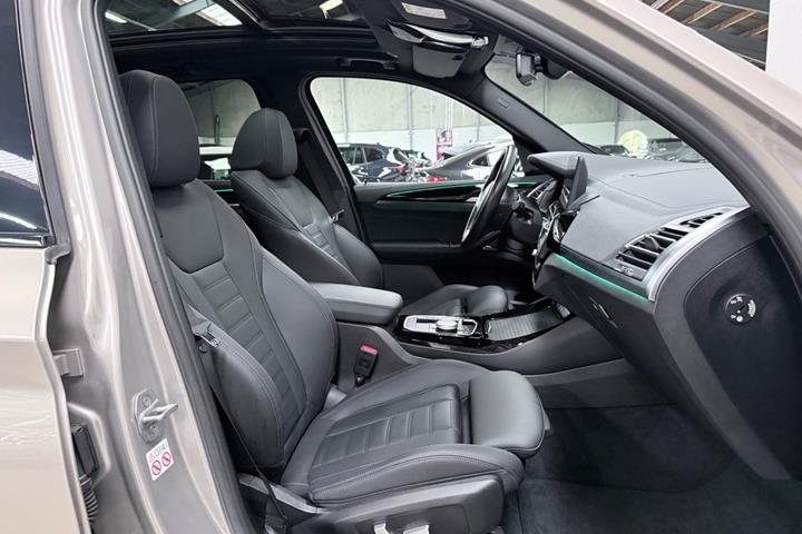 Orange BMW iX3 fra 2023