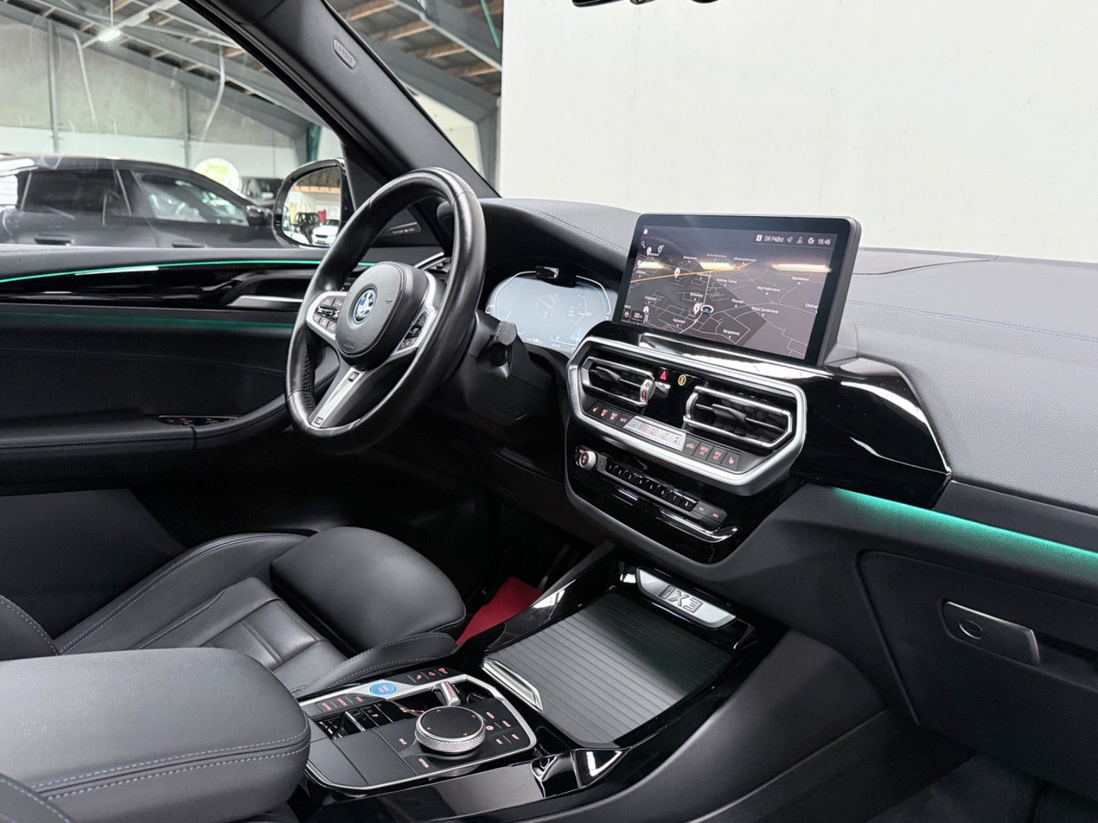 Orange BMW iX3 fra 2023