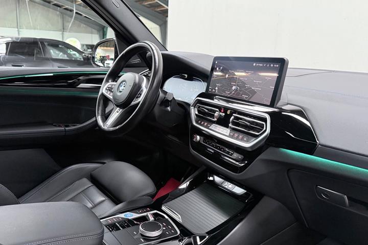 Orange BMW iX3 fra 2023