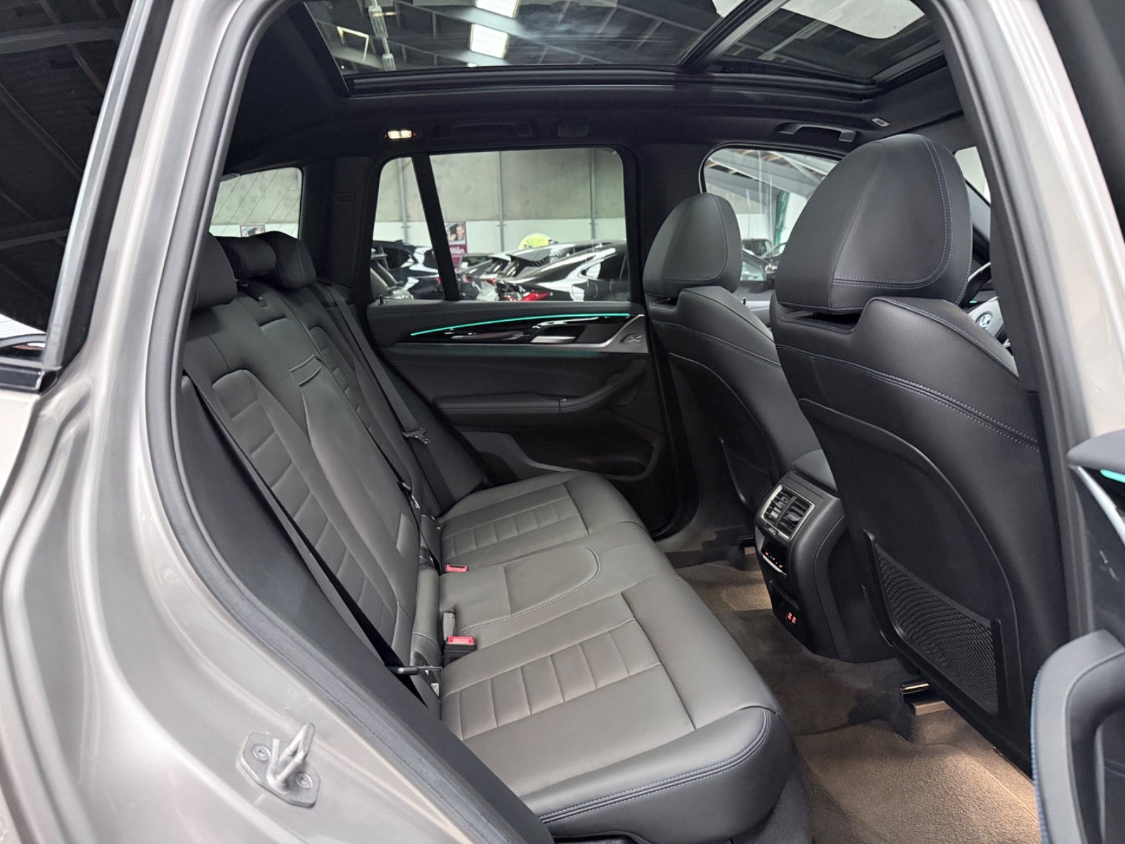 Orange BMW iX3 fra 2023