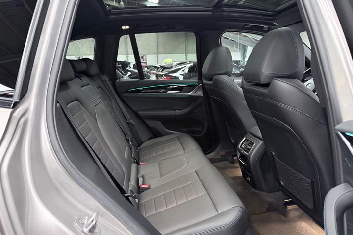 Orange BMW iX3 fra 2023