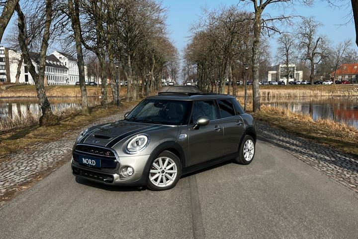 Grå Mini Cooper S fra 2016