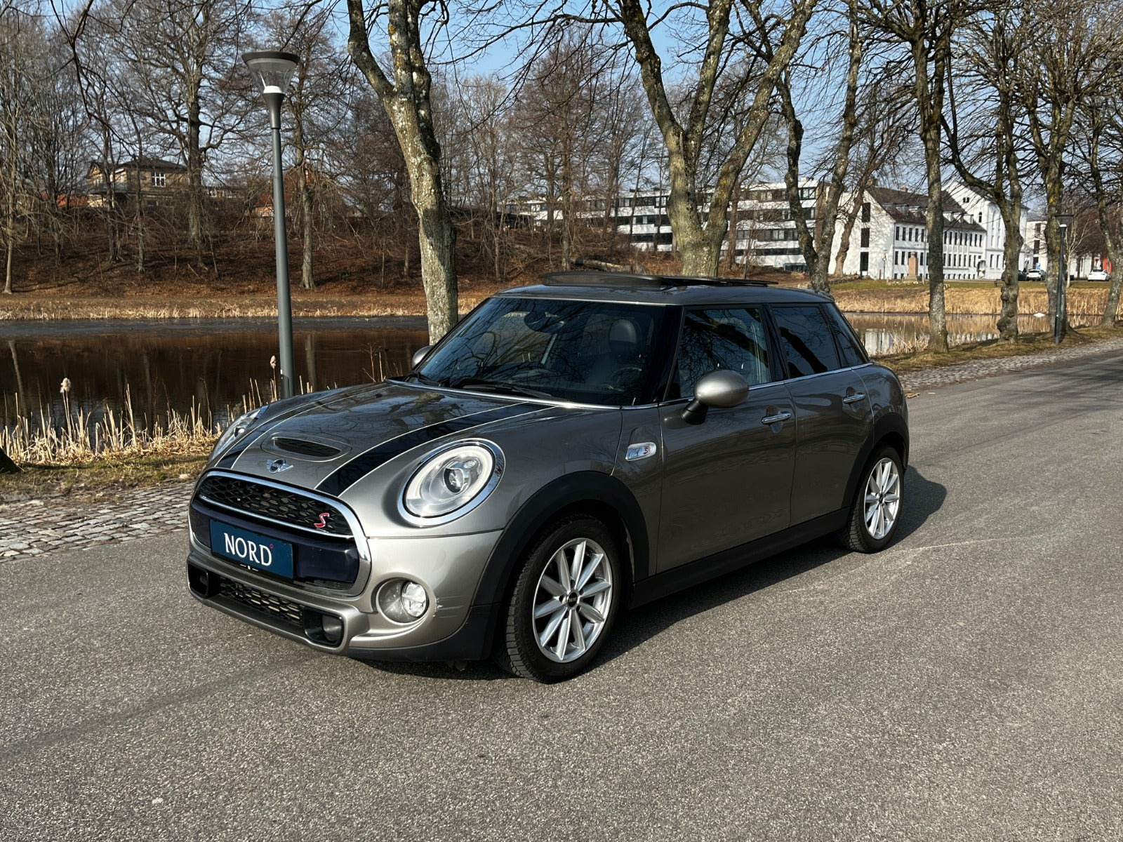 Grå Mini Cooper S fra 2016