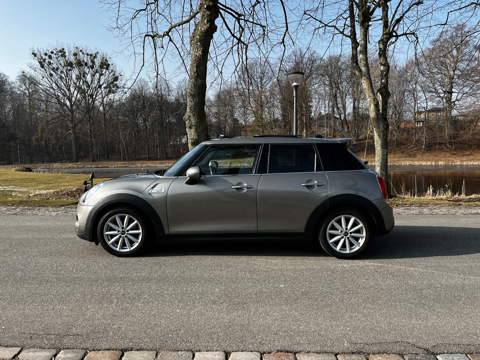 Grå Mini Cooper S fra 2016