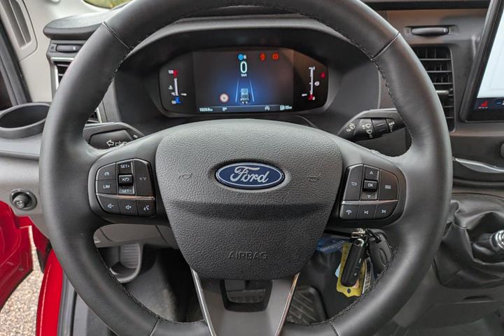 Rød Ford Transit 350 L4 Chassis fra 2026