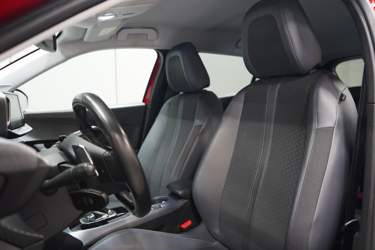 Rød Peugeot 2008 fra 2020