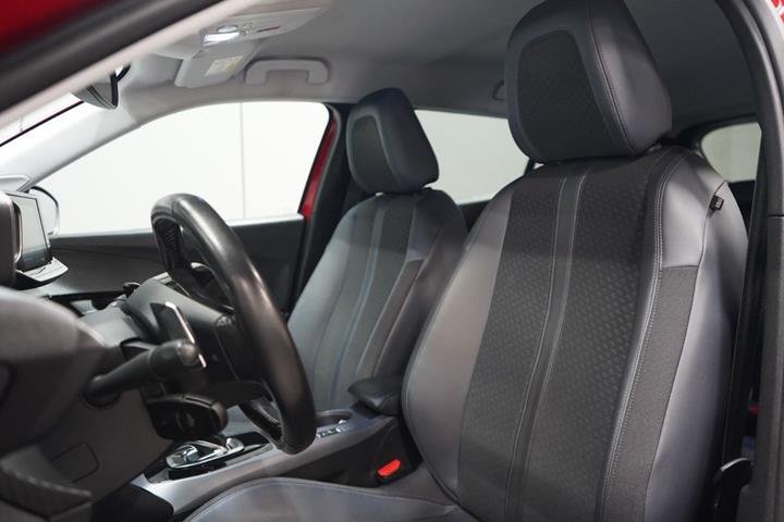 Rød Peugeot 2008 fra 2020