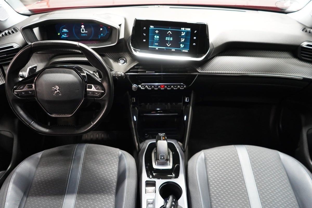 Rød Peugeot 2008 fra 2020