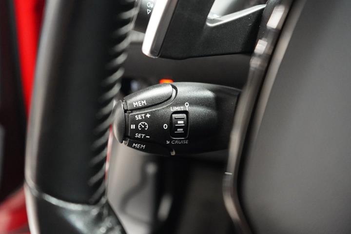 Rød Peugeot 2008 fra 2020