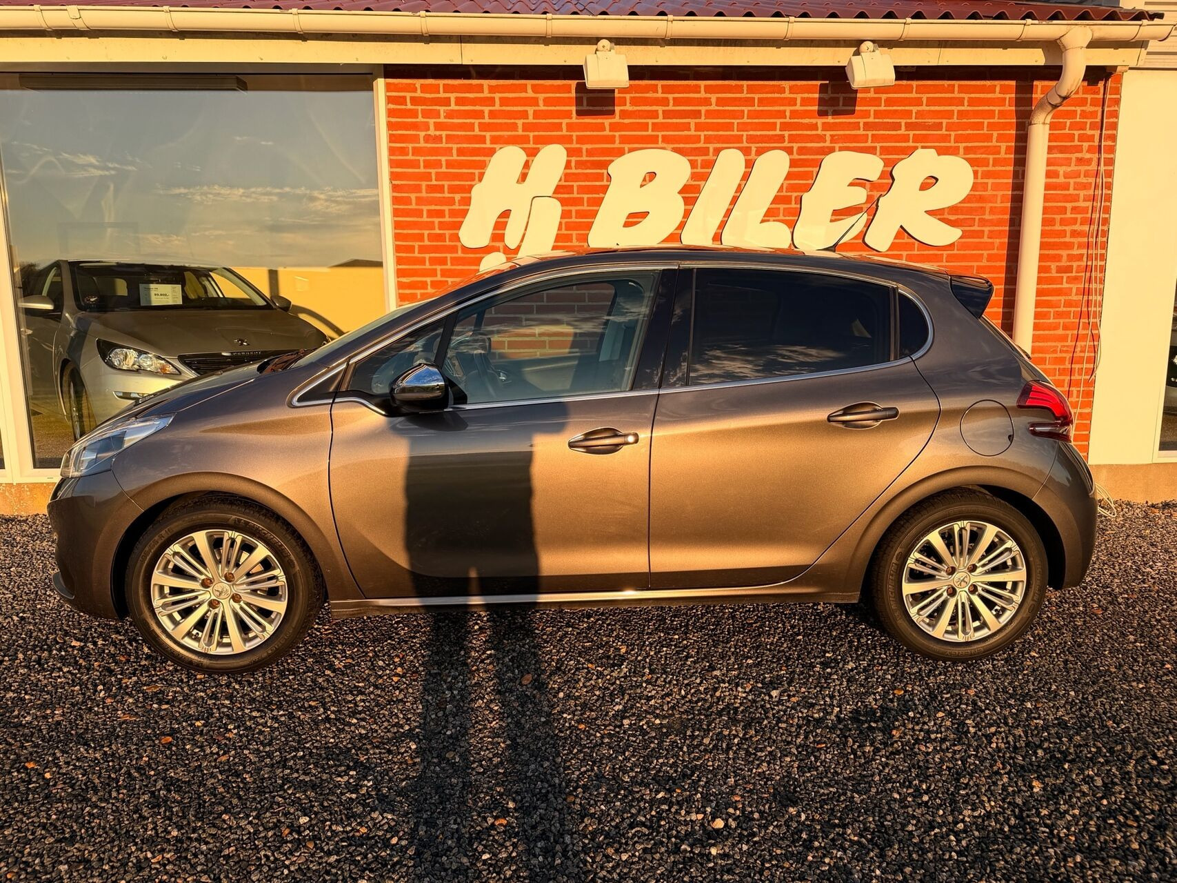 Sort Peugeot 208 fra 2019