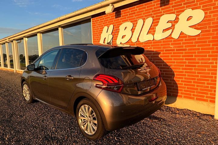 Sort Peugeot 208 fra 2019