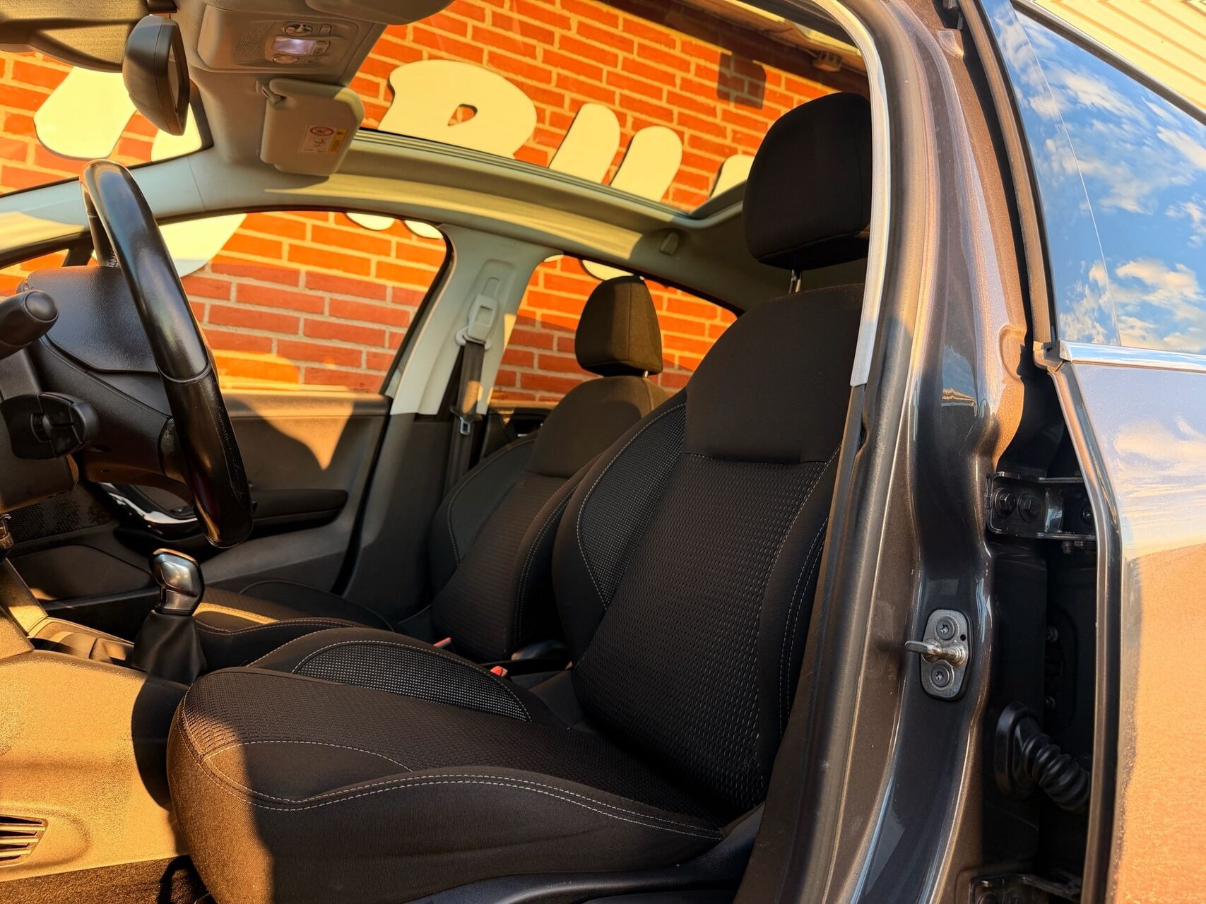 Sort Peugeot 208 fra 2019