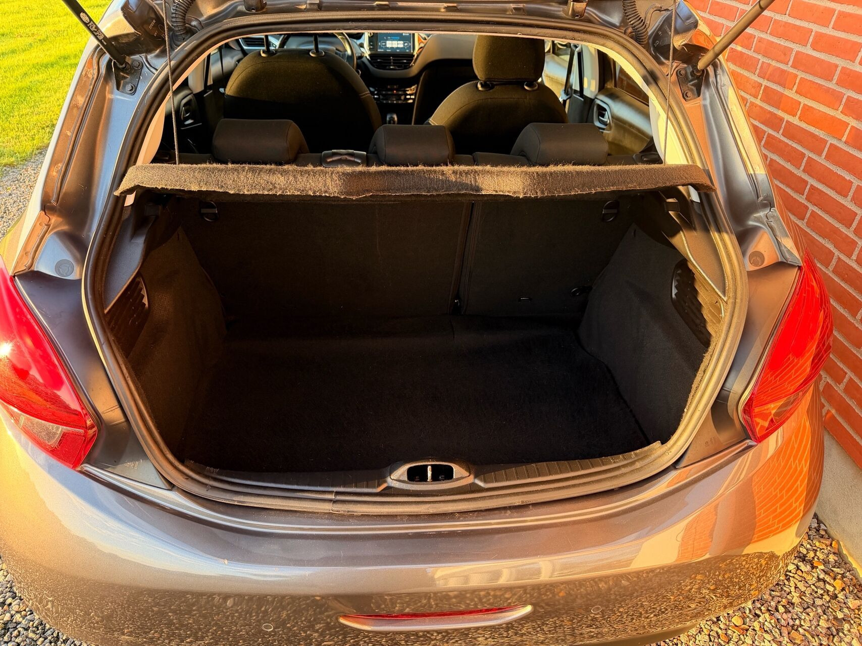 Sort Peugeot 208 fra 2019