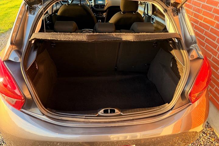 Sort Peugeot 208 fra 2019