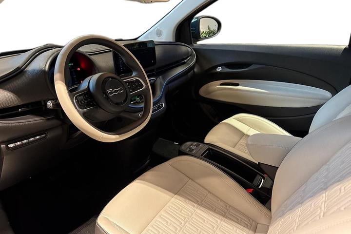 Grøn Fiat 500e fra 2023