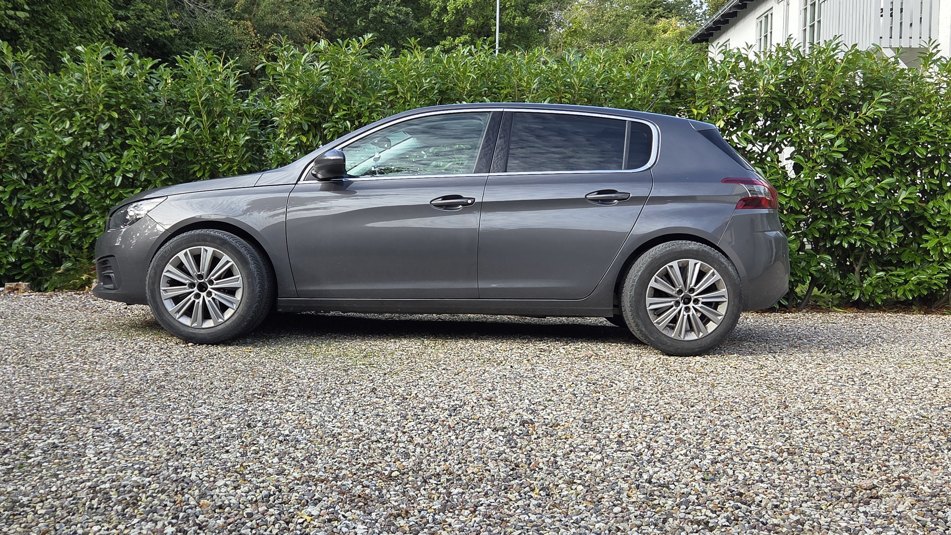 Grå Peugeot 308 fra 2018