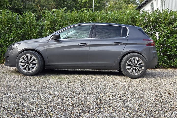 Grå Peugeot 308 fra 2018