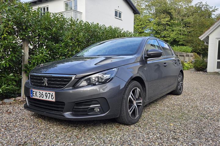Grå Peugeot 308 fra 2018