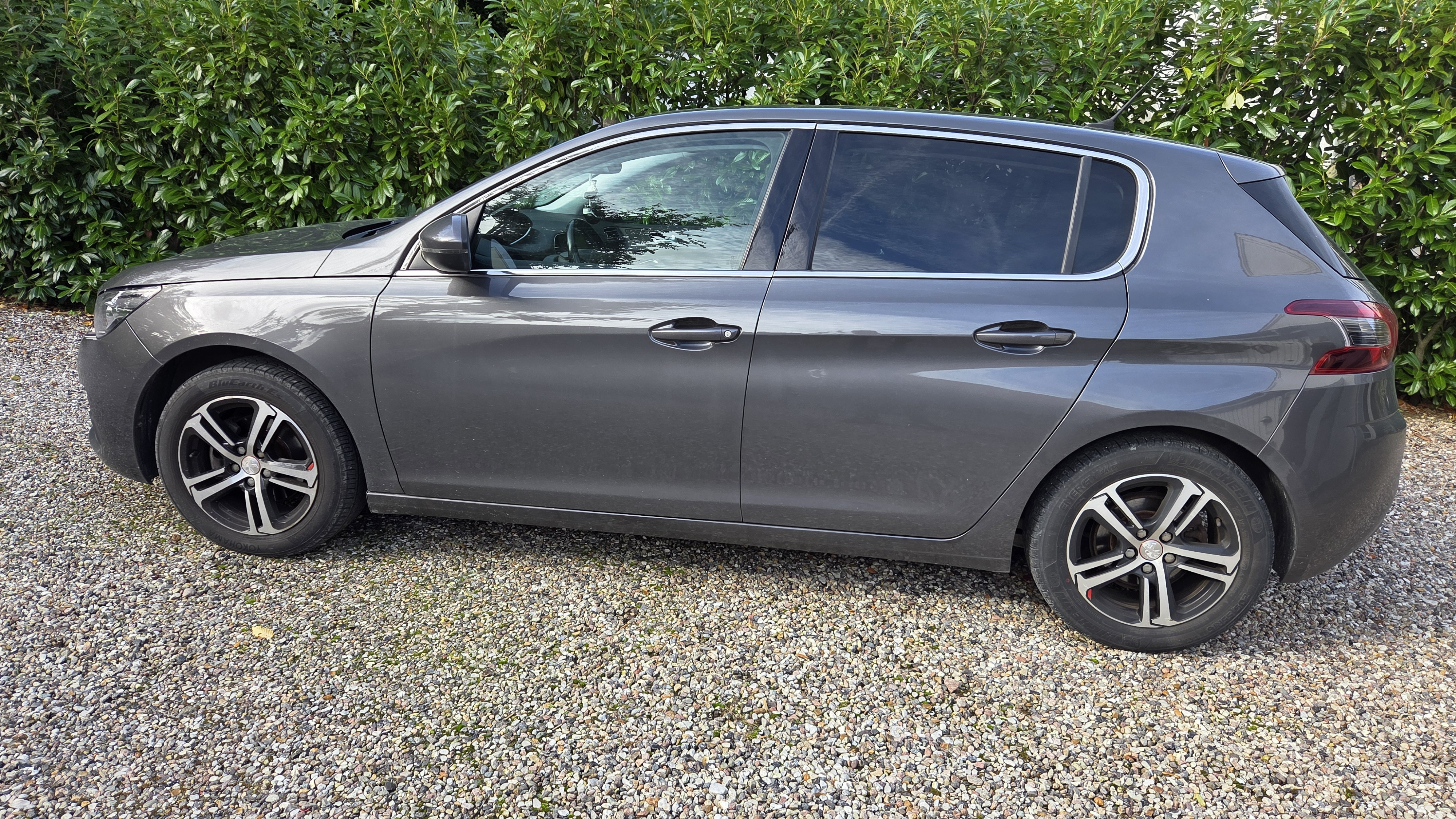 Grå Peugeot 308 fra 2018
