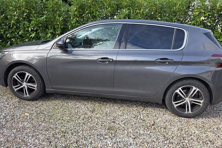 Grå Peugeot 308 fra 2018