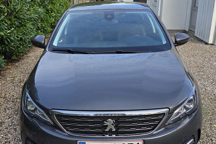 Grå Peugeot 308 fra 2018