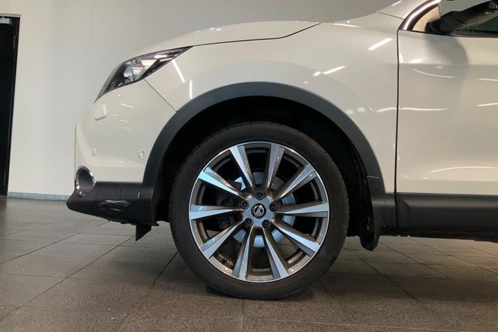 Hvid Nissan Qashqai fra 2017