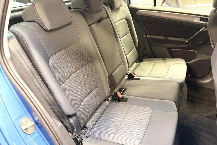 Blå VW Golf Sportsvan fra 2016