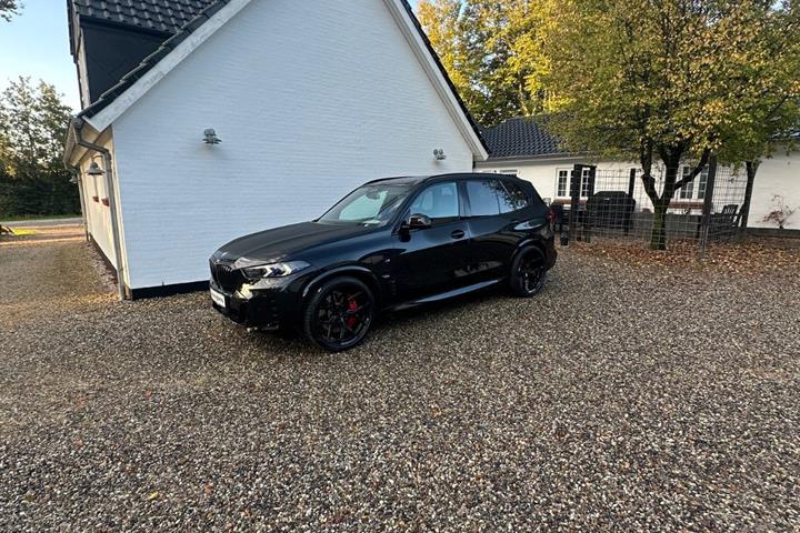 Sort BMW X5 fra 2023
