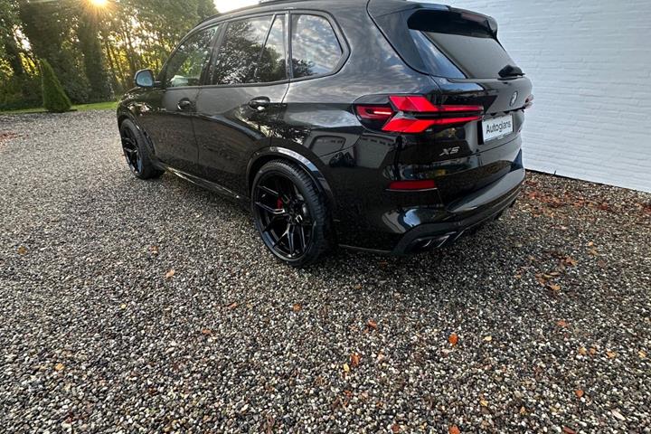 Sort BMW X5 fra 2023