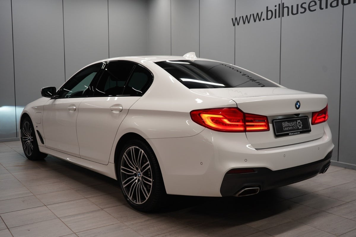 Hvid BMW 530e fra 2019