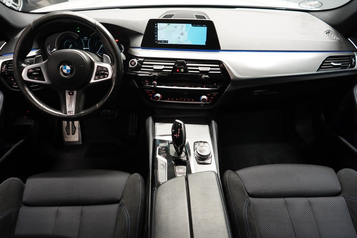 Hvid BMW 530e fra 2019
