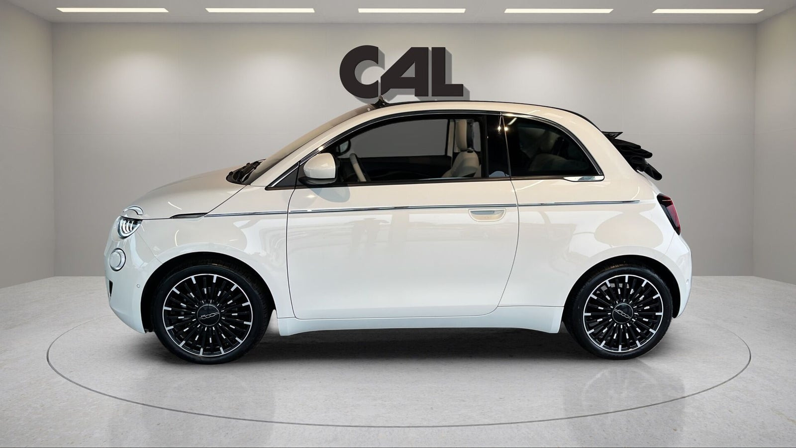 Hvid Fiat 500e fra 2023