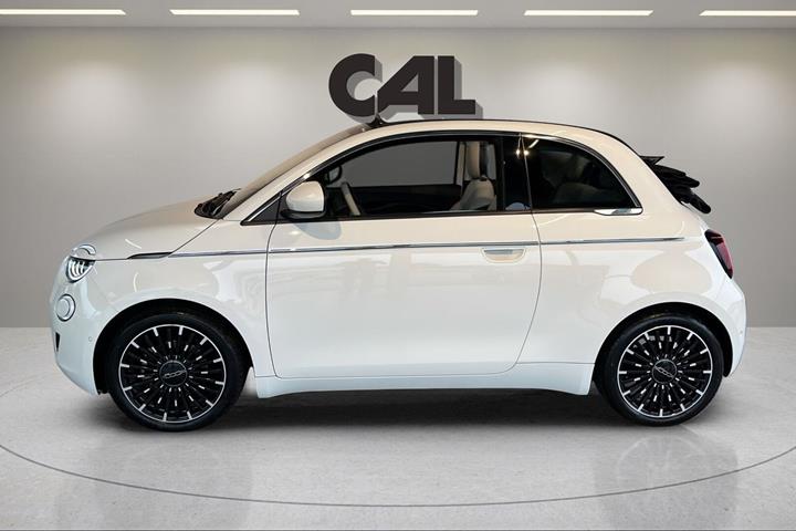 Hvid Fiat 500e fra 2023