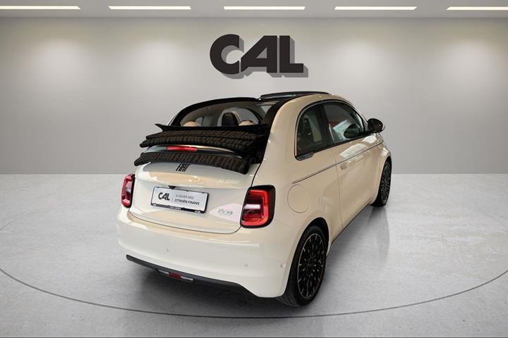 Hvid Fiat 500e fra 2023