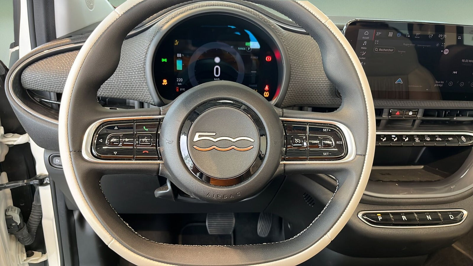 Hvid Fiat 500e fra 2023