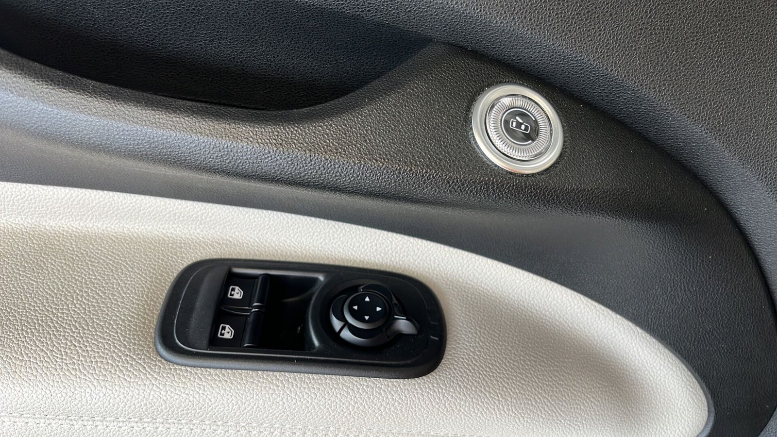 Hvid Fiat 500e fra 2023
