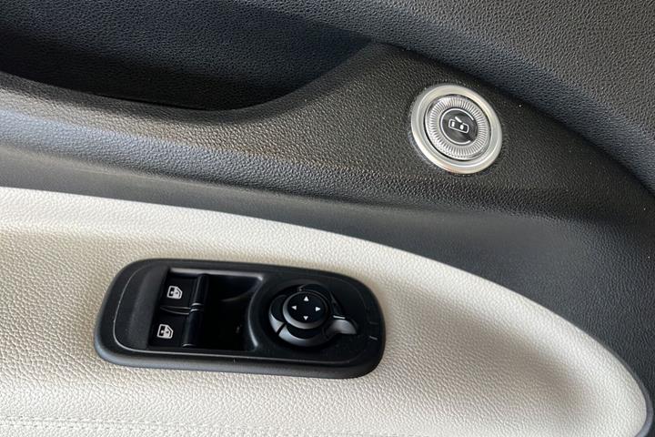 Hvid Fiat 500e fra 2023