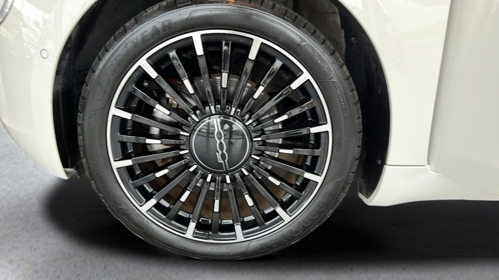 Hvid Fiat 500e fra 2023