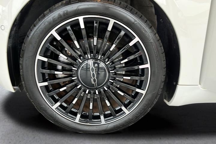 Hvid Fiat 500e fra 2023