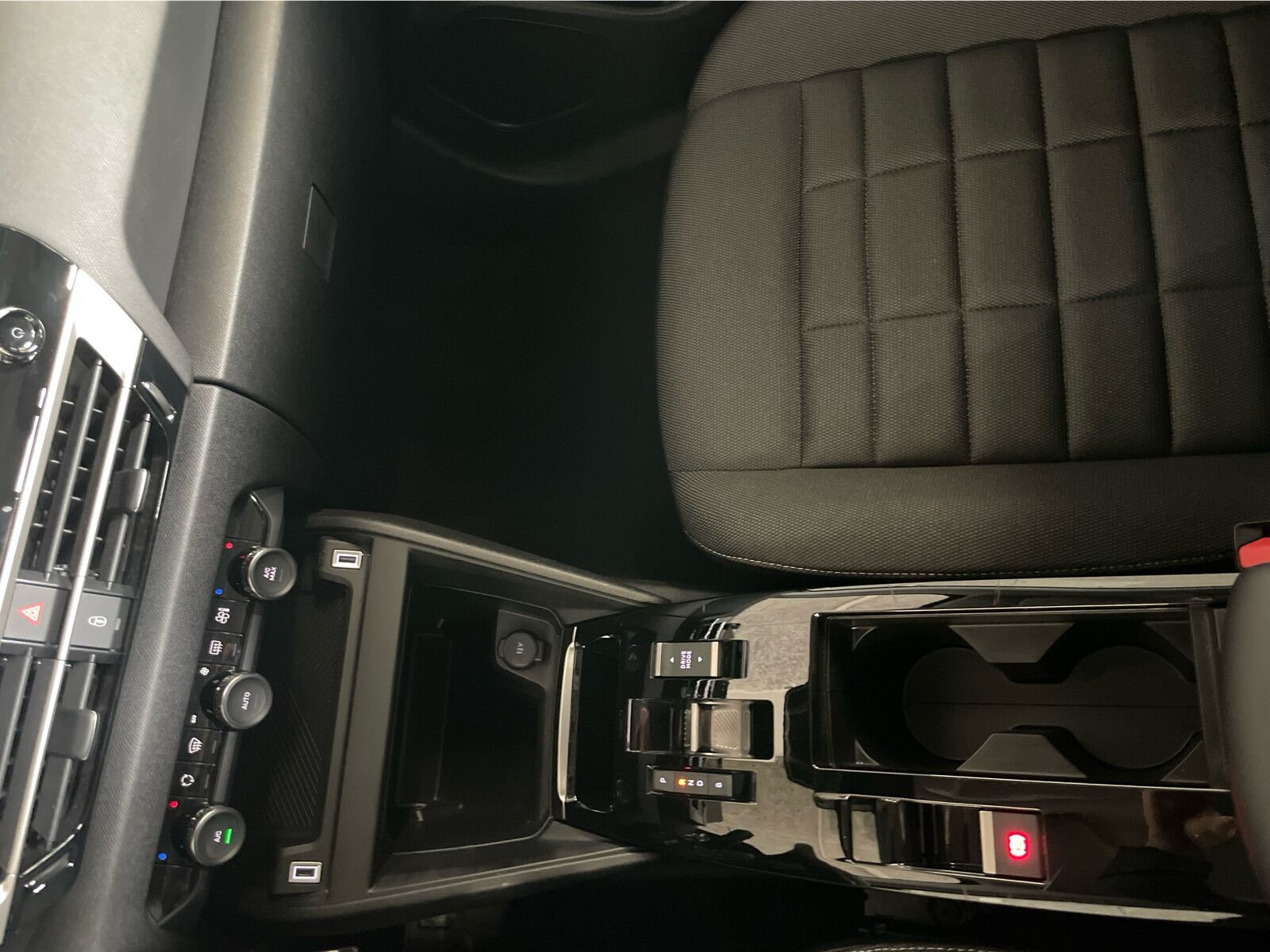 Sølv Citroën ë-C4 X fra 2025