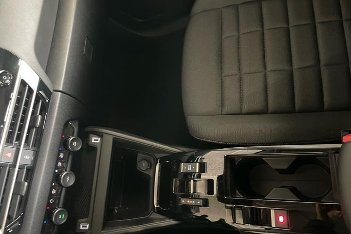 Sølv Citroën ë-C4 X fra 2025