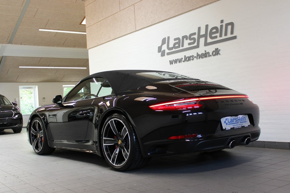 Sort Porsche 911 Carrera 4S fra 2017