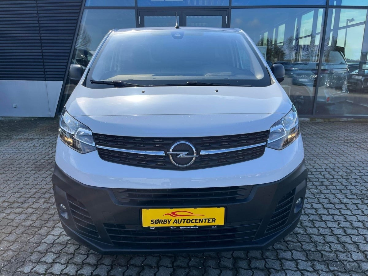 Hvid Opel Vivaro-e fra 2024 set udefra