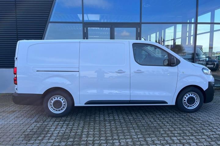 Hvid Opel Vivaro-e fra 2024 set udefra
